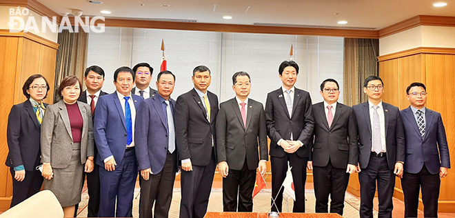 The delegation of Da Nang posing for a group photo with Mayor of Sakai City Nagafuji Hideki.