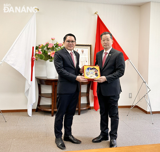 Party Committee Secretary Nguyen Van Quang (right) presents a memento to the Consul General of Viet Nam to Osaka Ngo Trinh Ha