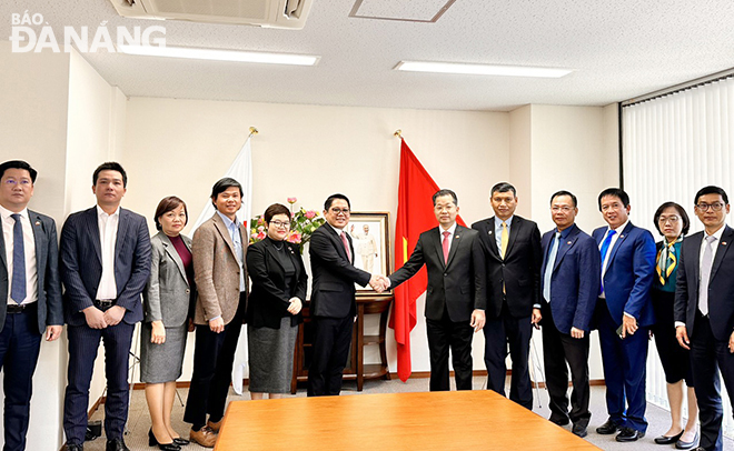 Da Nang leaders take a souvenir photo with the leaders of the Consulate General of Viet Nam in Osaka City.