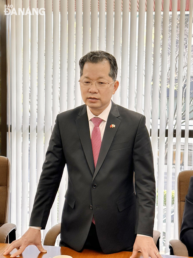 Mr Nguyen Van Quang delivers his remarks during Thursday’s meeting with leaders of Consulate General of Viet Nam in Osaka.