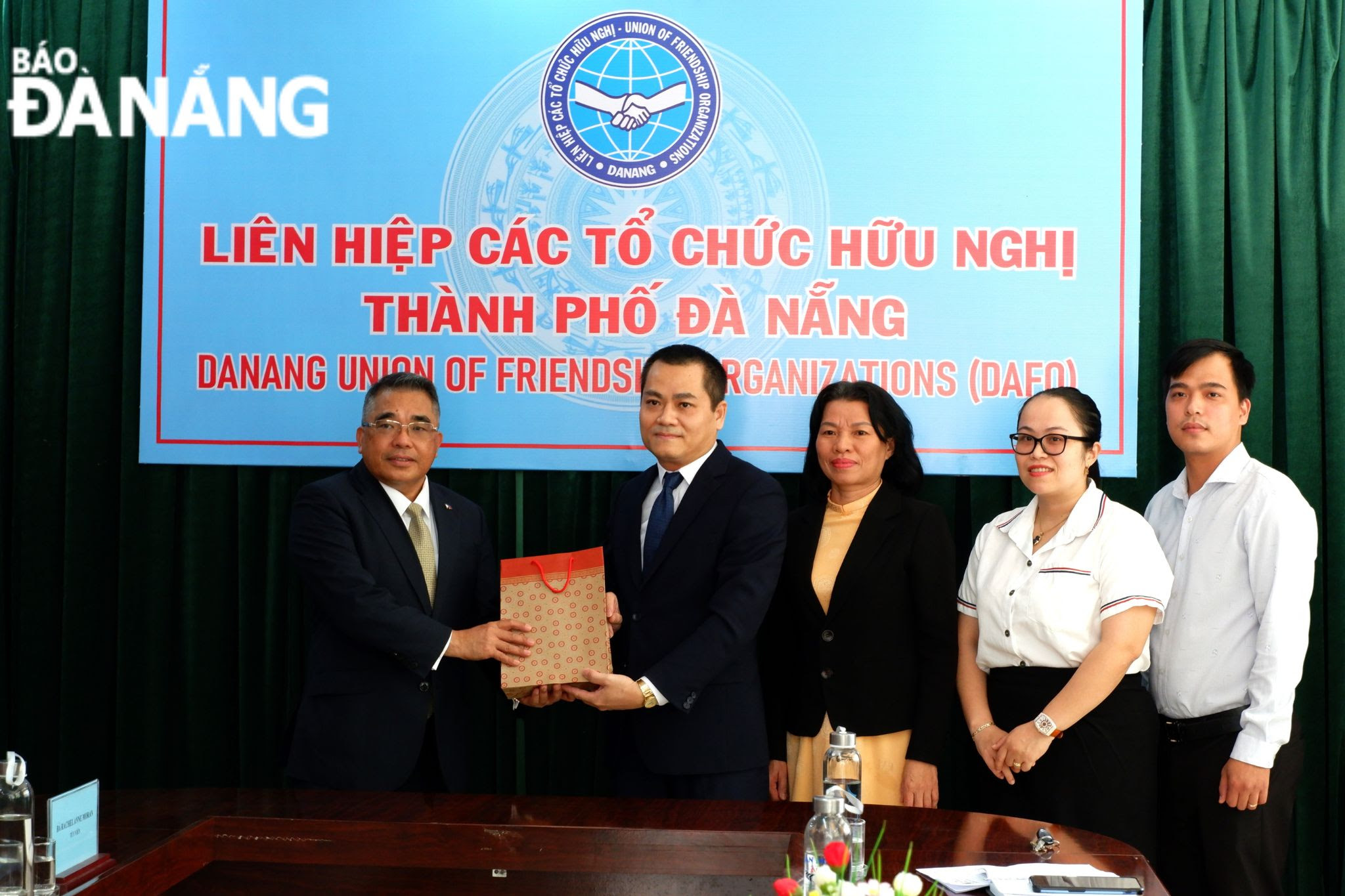 DAFO Chairman Nguyen Ngoc Binh (4th, right) presents a souvenir to Philippine Ambassador to Viet Nam Meynardo LB. Montealegre. Photo: T.PHUONG