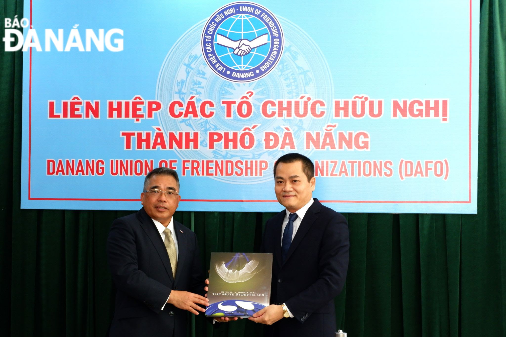 Philippine Ambassador to Viet Nam Meynardo LB. Montealegre (first, left) presents a souvenir to DAFO Chairman Nguyen Ngoc Binh. Photo: T.PHUONG