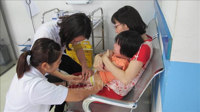 Tiêm chủng mở rộng tại Trung tâm Y tế Dự phòng tỉnh Ninh Bình. Ảnh tư liệu: Hải Yến/TTXVN