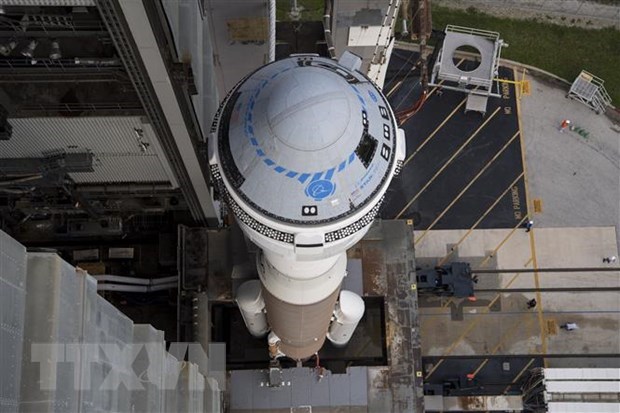 Tàu vũ trụ CST-100 Starliner của Boeing được gắn vào tên lửa đẩy Atlas V tại trung tâm phóng tàu vũ trụ ở Mũi Canaveral, Florida, Mỹ. (Ảnh: AFP/TTXVN)