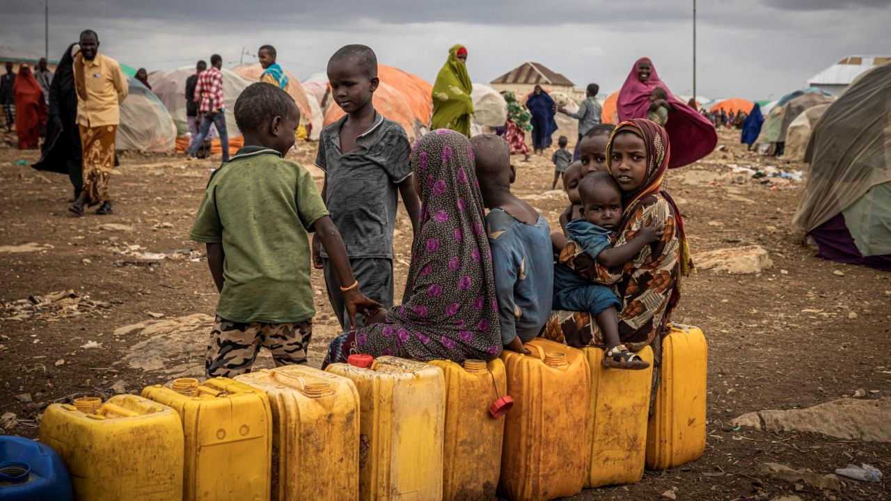 Trẻ em ở thành phố Baidoa, bang Tây Nam Somalia, đang sống trong những ngày hạn hán nghiêm trọng. Ảnh: CNN