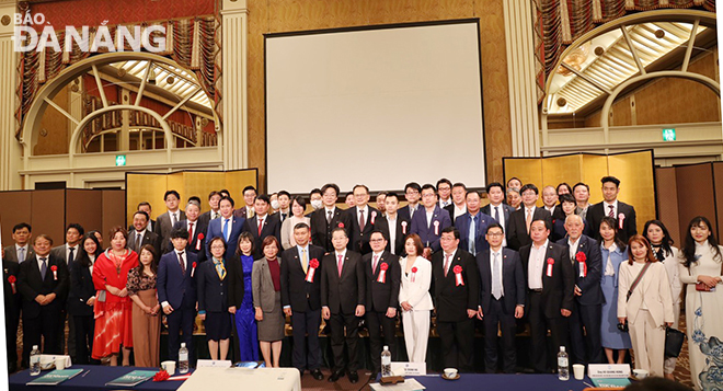 Delegates at the seminar posing for a group photo