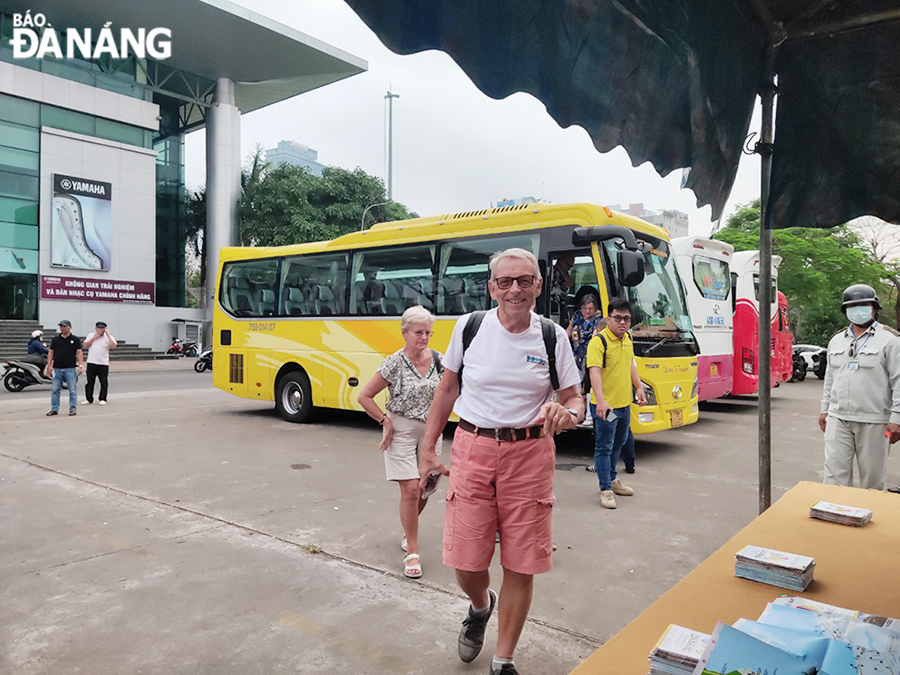 Foreign cruise ship passengers are taken to the area in front of the Trung Vuong Theater to freely visit tourist attractions in Da Nang. Photo: THU HA