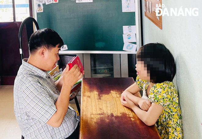 Thầy giáo Nguyễn Xuân Việt dành tình yêu rất lớn để dạy học trò tự kỷ tại Trung tâm Hỗ trợ phát triển giáo dục hòa nhập Đà Nẵng. Ảnh: T.V