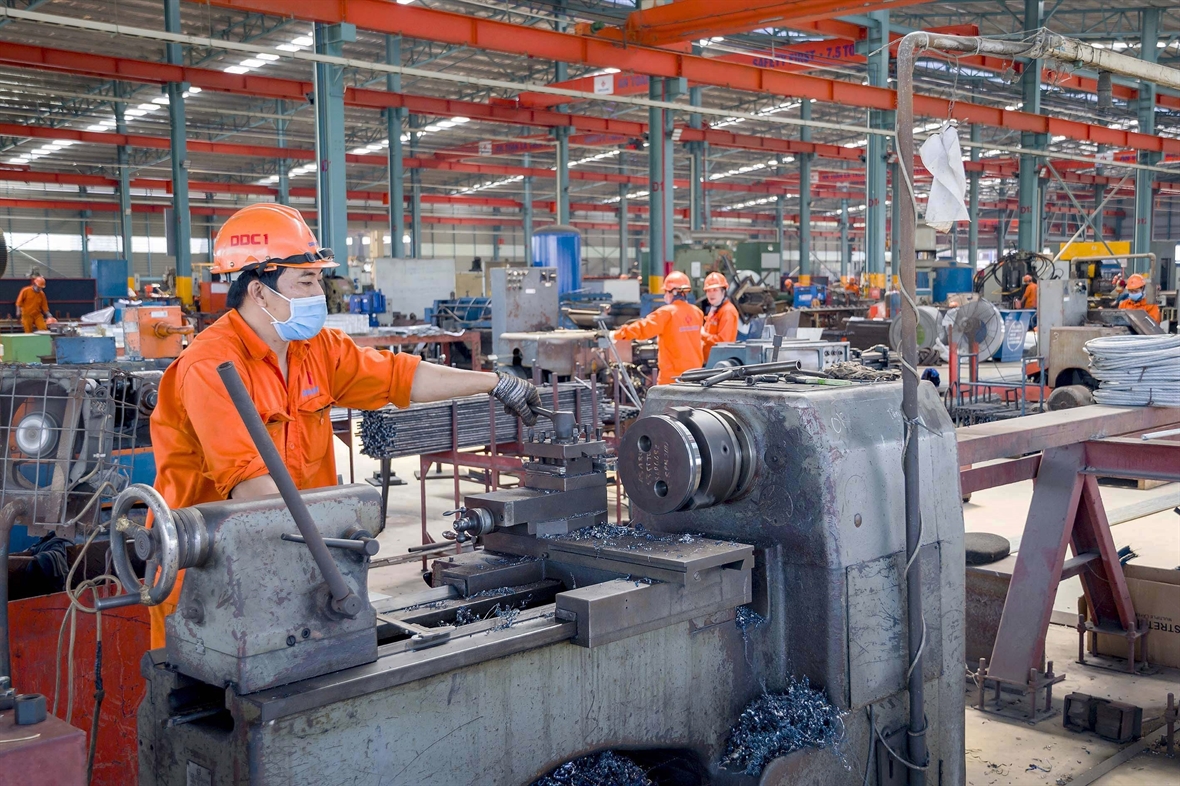 Công nhân lao động tại nhà xưởng Công ty cổ phần Cơ khí xây dựng thương mại Đại Dũng tại khu Công nghiệp An Hạ, huyện Bình Chánh, TP Hồ Chí Minh. Ảnh (tư liệu): Thanh Vũ/TTXVN