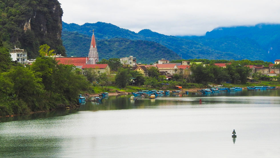 Dòng sông Son thơ mộng với màu xanh thủy lục uốn lượn quanh những dãy núi đá vôi Kẻ Bàng làm tô điểm thêm nét độc đáo mỗi khi du khách đến du lịch Quảng Bình tham quan động Phong Nha.	