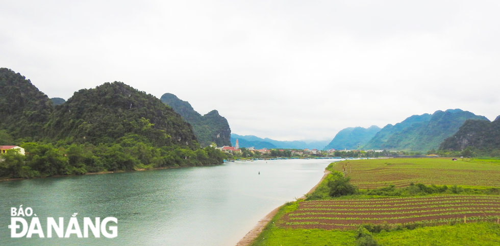 Sông Son được nhiều du khách đánh giá là dòng sông còn nguyên sơ, một thắng cảnh tuyệt đẹp do thiên nhiên ban tặng cho con người Quảng Bình.