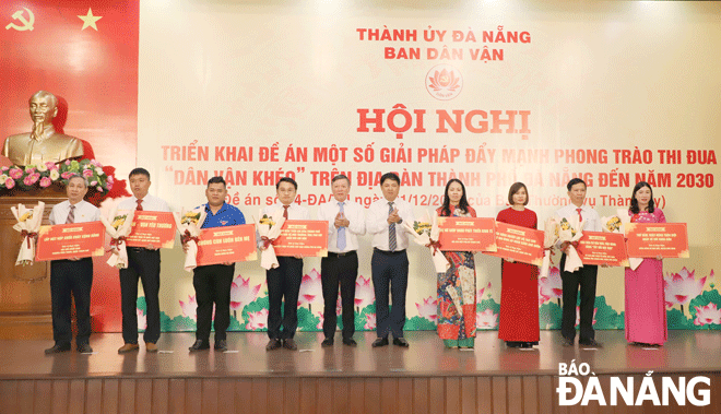 Đẩy mạnh phong trào thi đua 