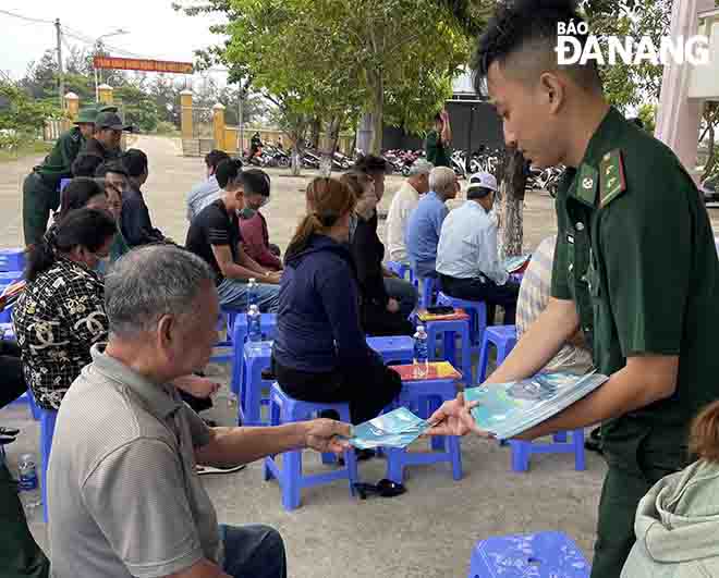 Tuyên truyền chống khai thác hải sản bất hợp pháp cho ngư dân