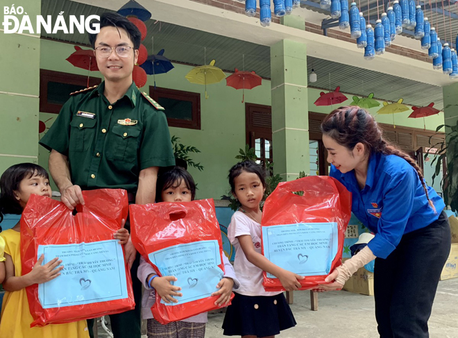 Trao quà cho học sinh có hoàn cảnh khó khăn tại huyện Bắc Trà My