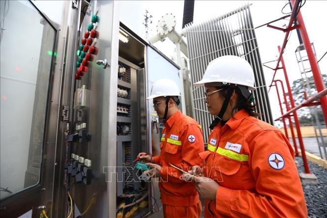 Cán bộ Công ty điện lực Hà Nội kiểm tra thiết bị trạm biến áp 220Kv Xuân Mai, Hà Nội. Ảnh: TTXVN