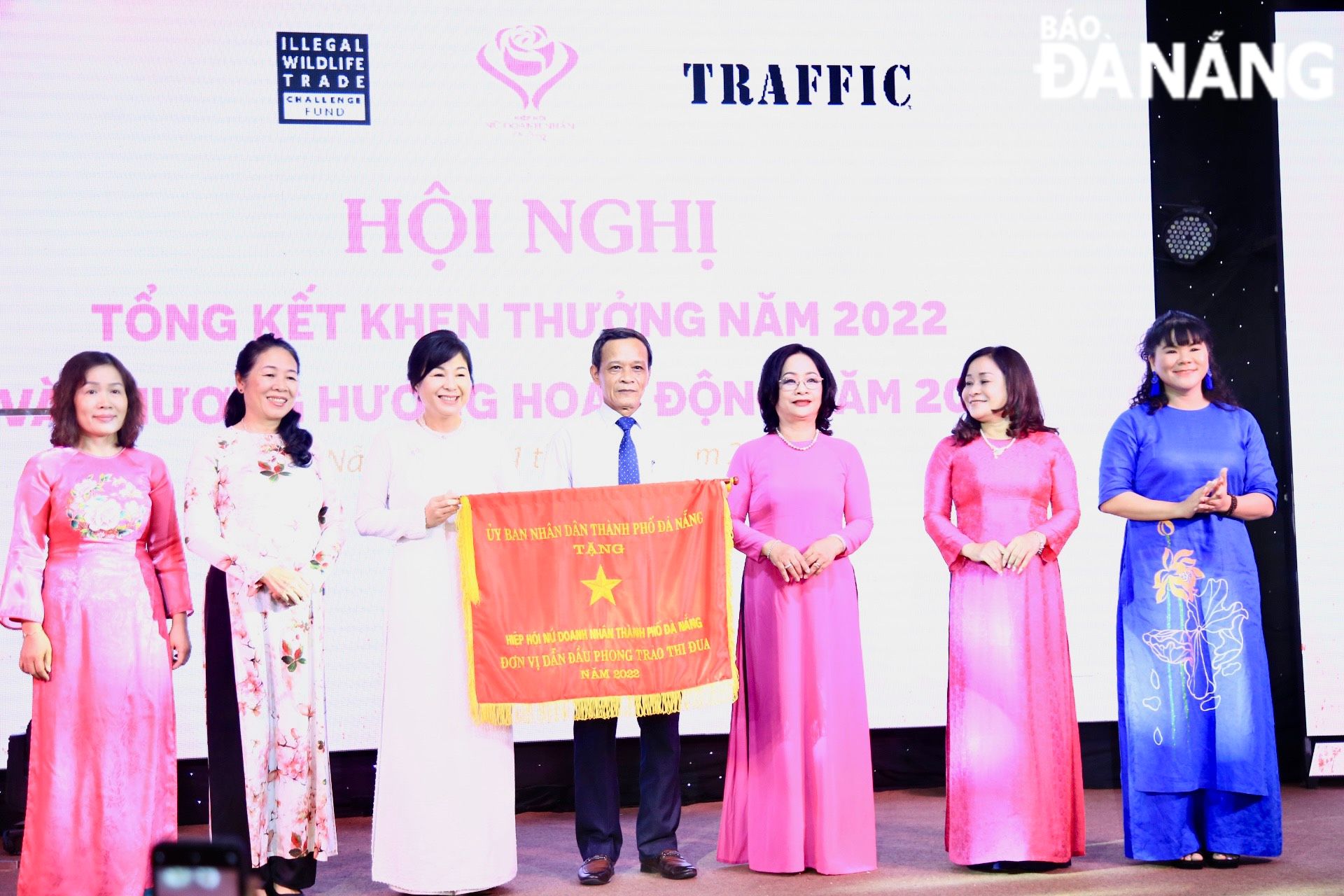 Hiệp hội Nữ doanh nhân Đà Nẵng vinh dự được nhận Cờ thi đua do UBND thành phố trao tặng.