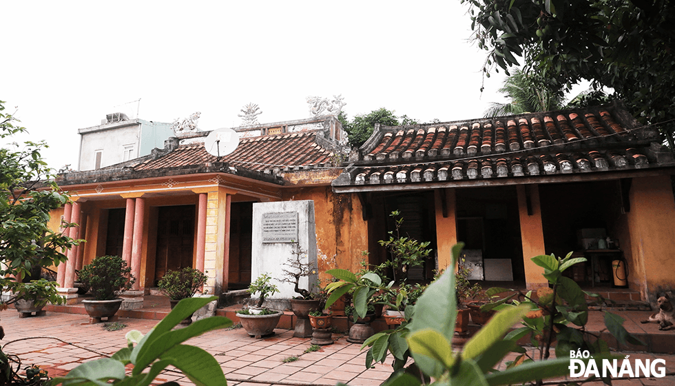 Mrs. Nhieu Church, a national-level historical relic, has 6 secret tunnels built from late 1962 to 1968 under the church floor, the corner of the front yard, behind the garden, under the remaining altars and in the kitchen.