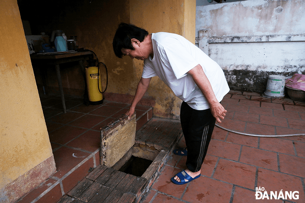Mr. Nguyen Thong (the custodian of Mrs.Nhieu's Temple) instructs visitors to a secret tunnel in front of courtyard, disguised as an ordinary step.