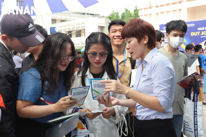 The one-day job fair facilitating students to find positions that match their abilities. Photo: NGOC HA