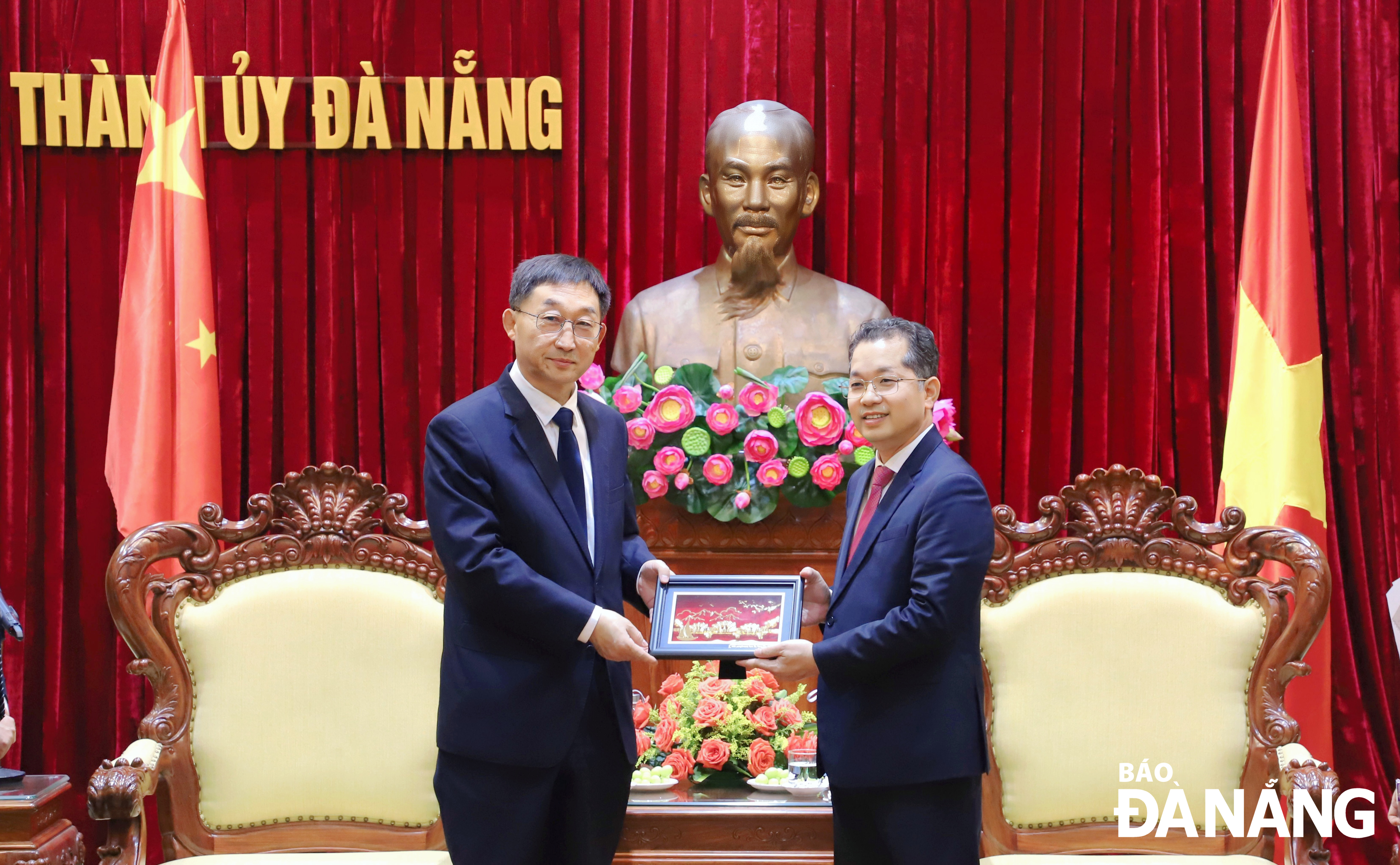 Da Nang Party Committee Secretary Nguyen Van Quang (right) presenting a souvenir gift to his counterpart Liu Ning from the Guangxi Zhuang Autonomous Region