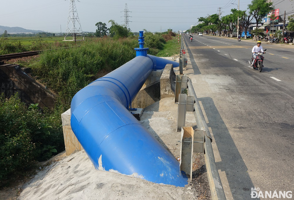 Đoạn ống chuyển tải nước thô lắp đặt ngầm được chế tạo bằng gang dẻo, hiện mặt đường cũng đã được hoàn trả êm thuận.