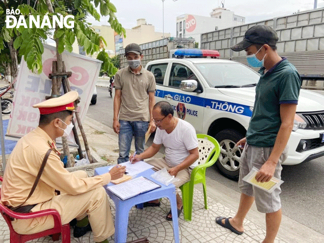 Lực lượng Cảnh sát giao thông Công an thành phố kiểm tra thủ tục hành chính đối với tài xế. Ảnh: P.U