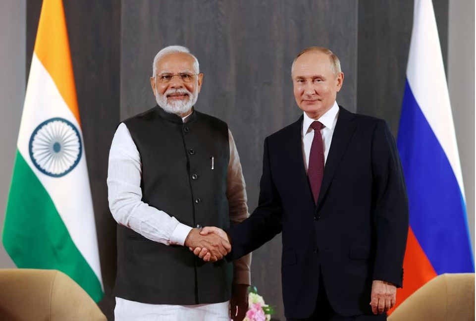 Tổng thống Nga Vladimir Putin (bên phải) gặp Thủ tướng Ấn Độ Narendra Modi bên lề hội nghị thượng đỉnh Tổ chức Hợp tác Thượng Hải (SCO) tại Uzbekistan tháng 9-2022. Ảnh: Reuters	