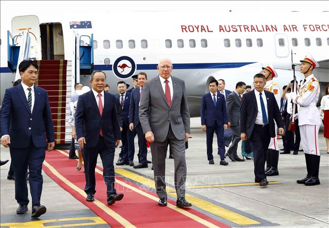 Chủ nhiệm Văn phòng Chủ tịch nước Lê Khánh Hải đón Toàn quyền Australia David Hurley tại Sân bay quốc tế Nội Bài. Ảnh: An Đăng/TTXVN