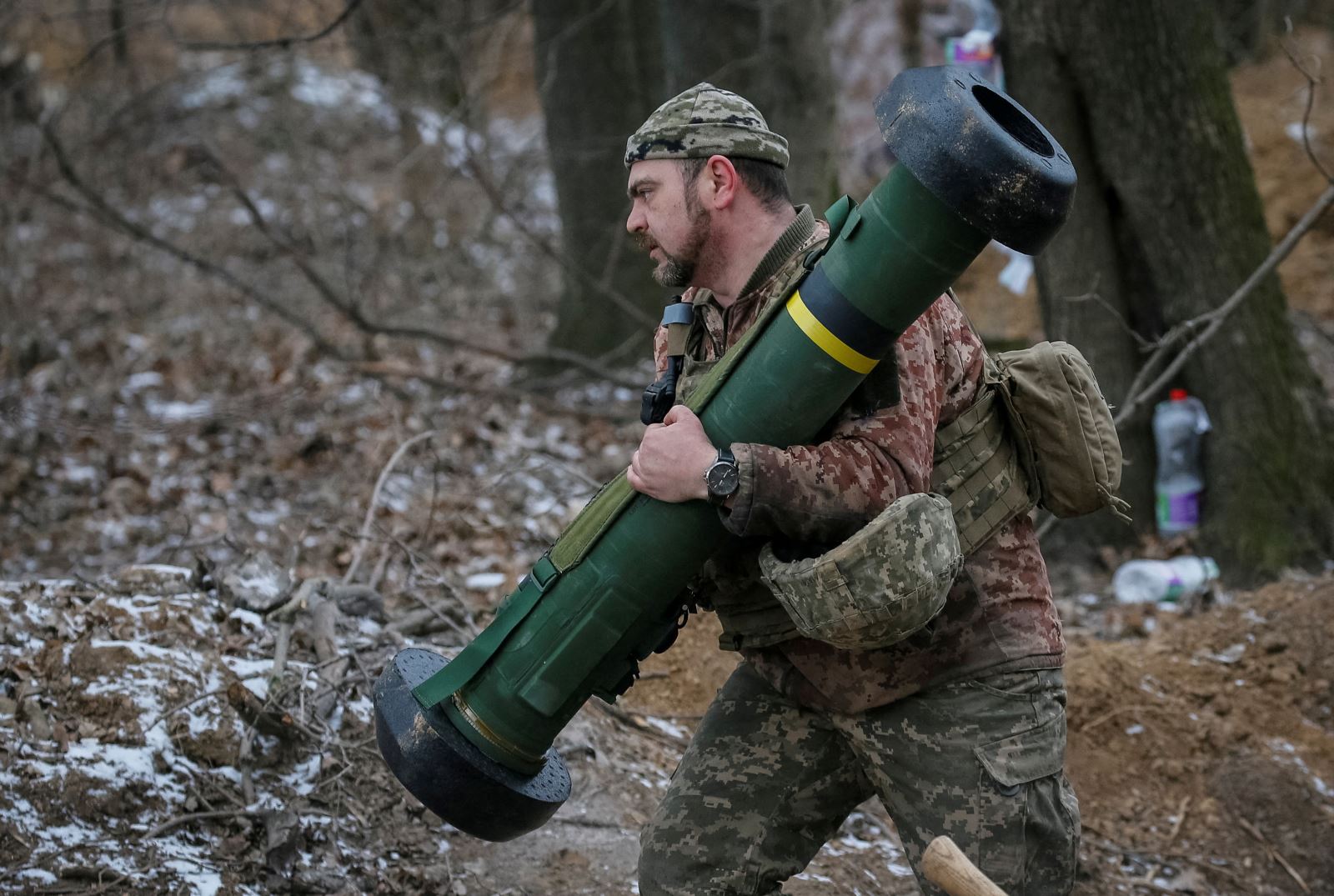 Binh sĩ Ukraine mang theo tên lửa vác vai Javelin tại tiền tuyến ở phía Bắc Kiev, ngày 13-3-2022. Ảnh: Reuters