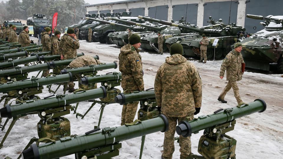 Vũ khí của phương Tây chờ chuyển đến Ukraine. Ảnh: Getty Images