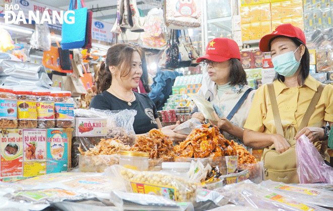 Thanks to the positive recovery momentum of tourism and other accompanying service sectors, the city's economy kept a good growth rate. IN THE PHOTO: Tourists at the Han Market. Photo: M.Q