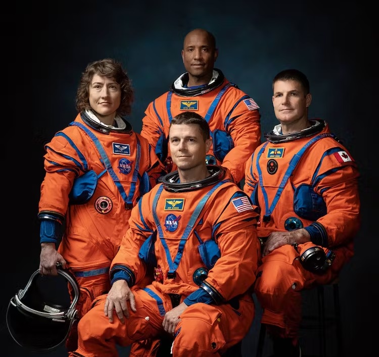 Các thành viên phi hành đoàn của sứ mệnh Artemis II (từ trái qua phải) là Christina Hammock Koch, Reid Wiseman (ngồi), Victor Glover và Jeremy Hansen. Ảnh: NASA