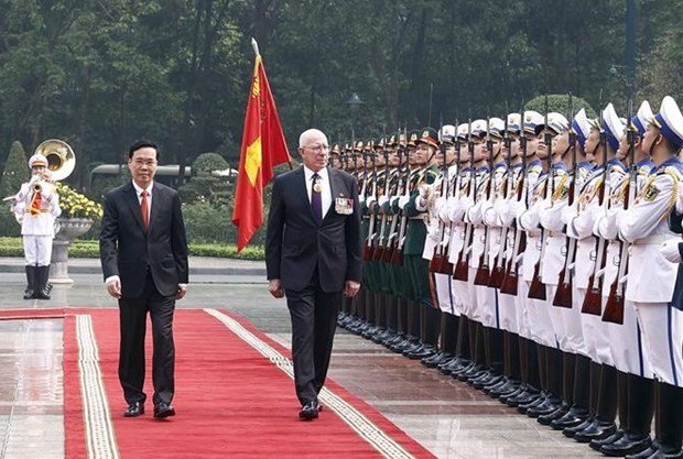 Vietnamese President Vo Van Thuong (L) and Governor-General of Australia David Hurley review the guard of honour at the welcome ceremony for the later in Hanoi on April 4 morning. (Photo: VNA)