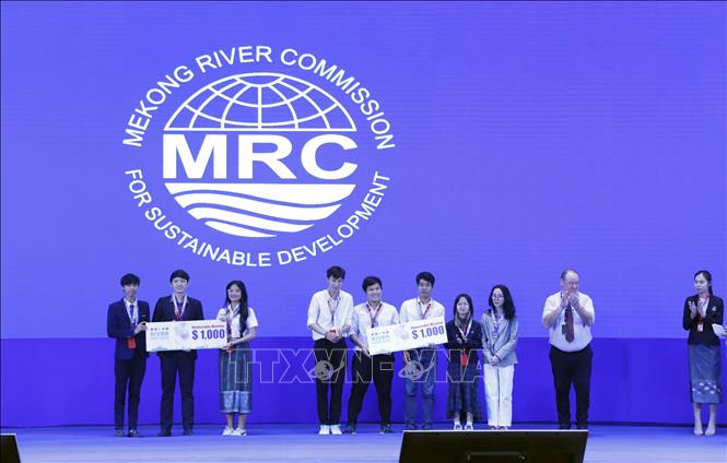 Nhóm sinh viên Đại học Cần Thơ (nhóm 5 người) vui mừng nhận giải trong cuộc thi tìm kiếm công nghệ quan trắc hiện đại cho sông Mekong. Ảnh: Phạm Kiên/Phóng viên TTXVN tại Lào
