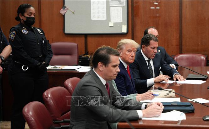Cựu Tổng thống Mỹ Donald Trump (thứ 3, trái) tại phiên xét xử của Tòa án hình sự Manhattan ở thành phố New York ngày 4/4/2023. Ảnh: AFP/TTXVN