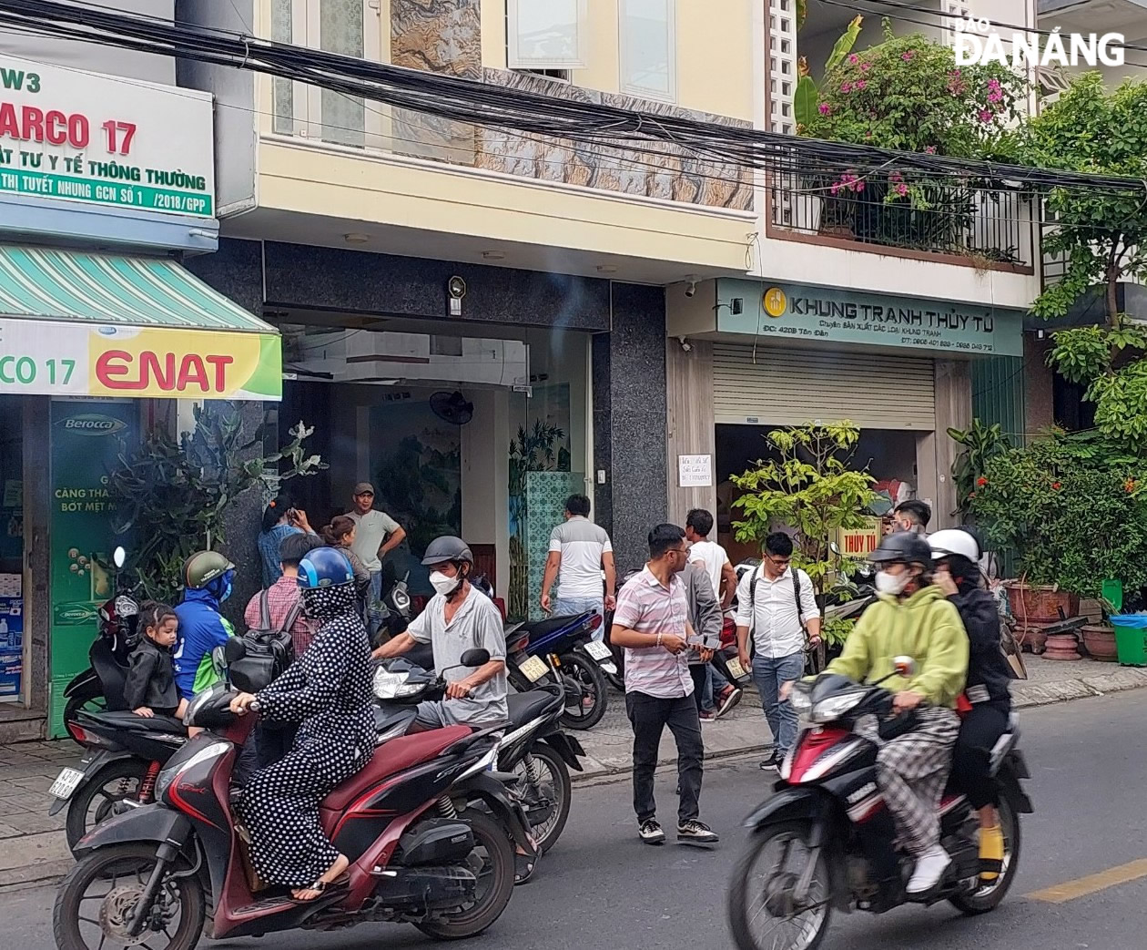 Người dân tập trung tại nhà vợ chồng xấu số để chia buồn cùng gia đình, người thân. Ảnh: LÊ HÙNG