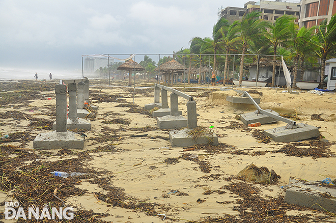 The concrete piles of the sea embankment were eroded during the October 2022 heavy rain Photo: THANH LAN