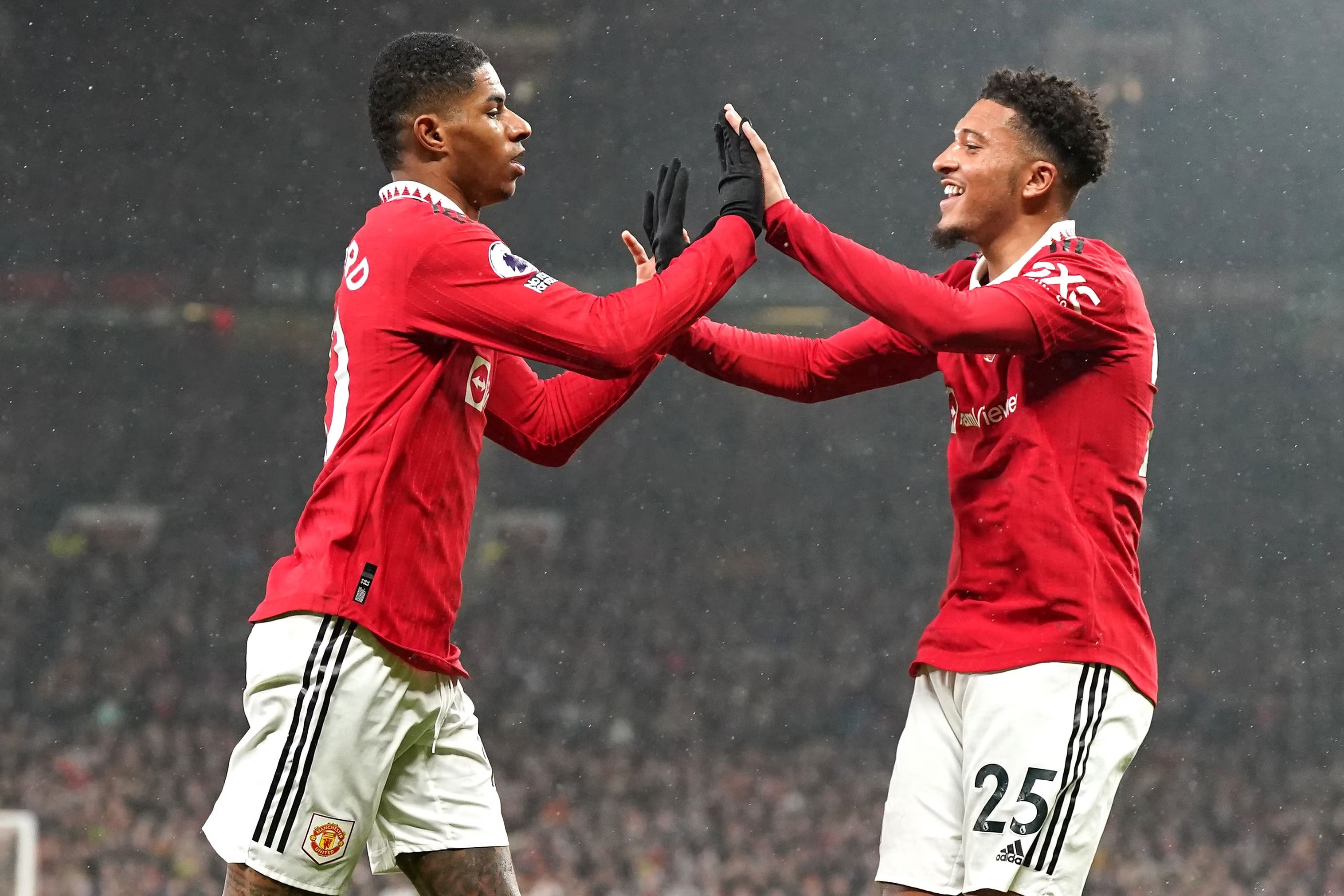 Marcus Rashford (trái) đưa Quỷ đỏ trở lại top 4 Premier League. (Nguồn: Getty Images)