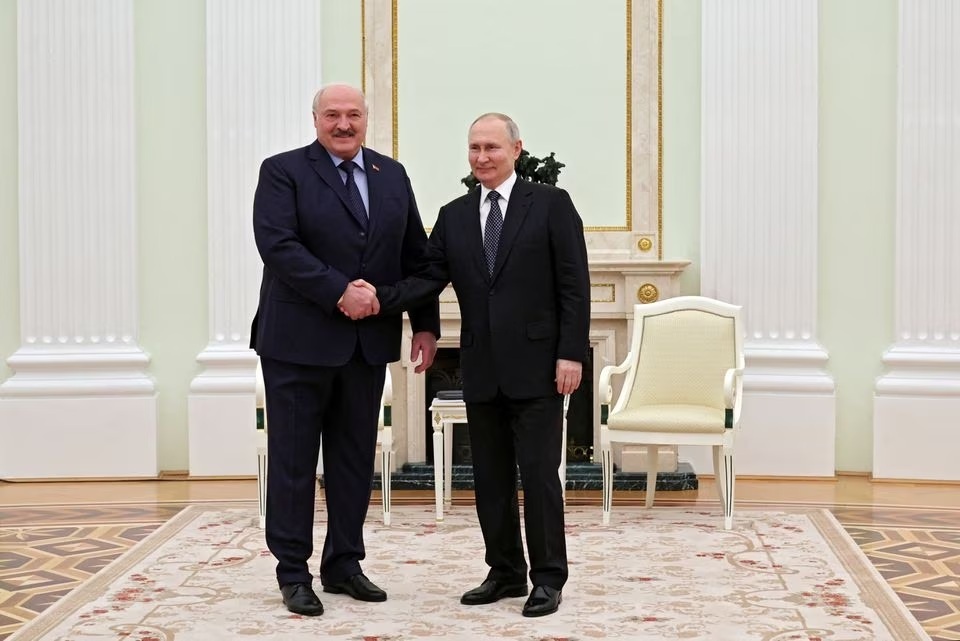 Tổng thống Nga Vladimir Putin (bên phải) tiếp người đồng cấp Belarus, ông Alexander Lukashenko, tại Moscow (Nga) ngày 5-4. Ảnh: Reuters	