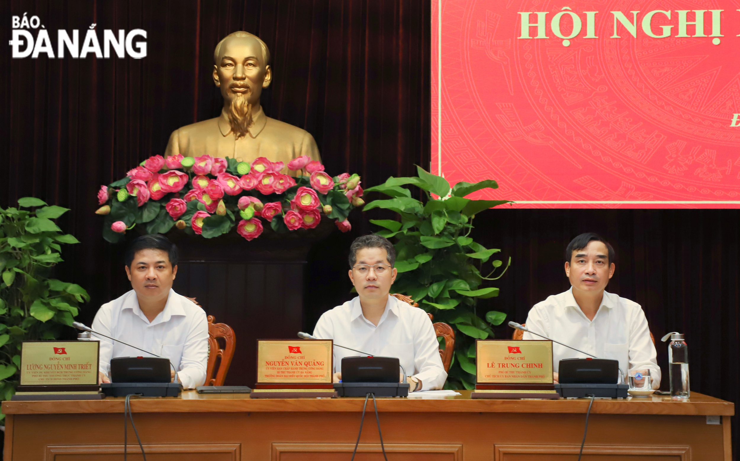 Bí thư Thành ủy Nguyễn Văn Quảng (giữa), Phó Bí thư Thường trực Thành ủy Lương Nguyễn Minh Tiết (bên phải) và Chủ tịch UBND thành phố Lê Trung Chinh (bên trái) trao quyết định và tặng hoa chúc mừng. Ảnh NGỌC PHÚ