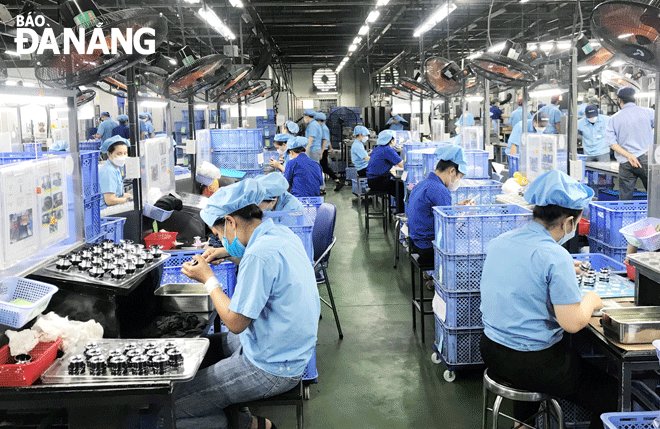 Da Nang continues to implement solutions to support and maintain production and business stability. IN THE PHOTO: Manufacturing activities at the Daiwa Vietnam Co., Ltd based in the Hoa Khanh Industrial Park, Lien Chieu District. Photo: M.Q