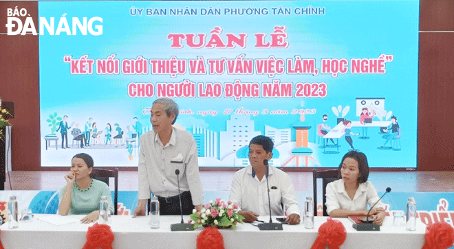 A week-long session was held at Tan Chinh Ward, Thanh Khe District to help job seekers learn about job opportunities, and facilitate their access to career counseling services and vocational training courses. Photo: NGOC HA