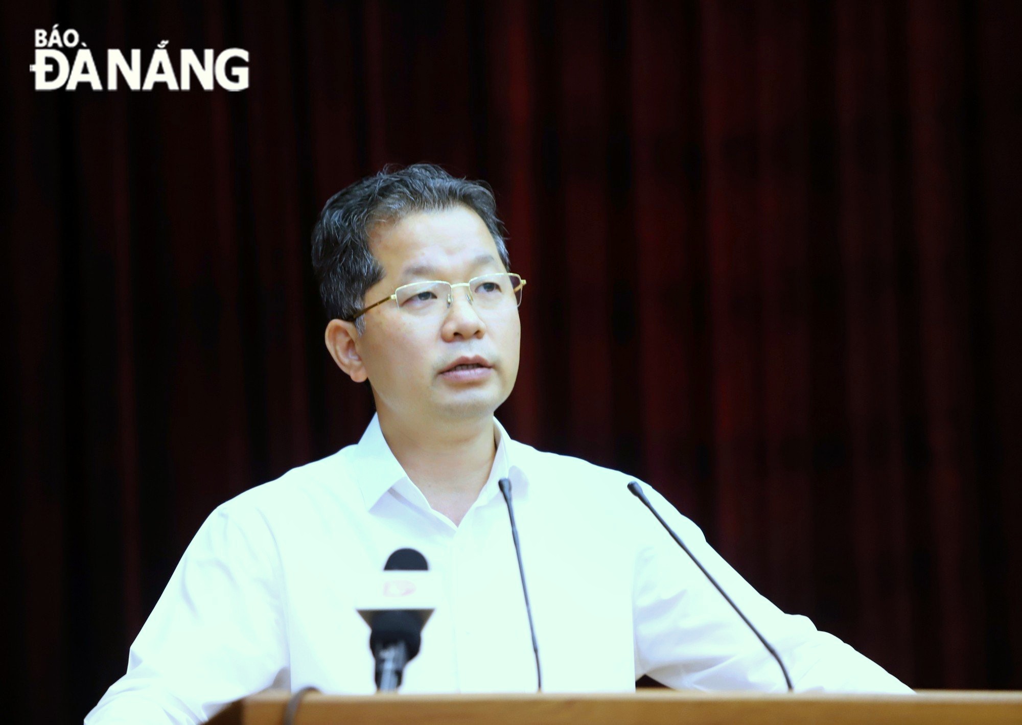 Municipal Party Committee Secretary Nguyen Van Quang speaking at the meeting on Friday morning