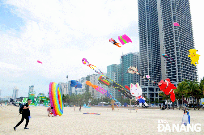 Many attractive tourism activities continue to be organised in the locality in the coming time to attract more visitors. IN THE PHOTO: The art kite festival will be held in Da Nang on the occasion of April 30 and May 1, 2022. Photo: V.H.