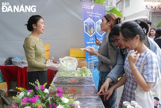 During the festival, there are many typical food stalls of Da Nang and Laos. Photo: X.D