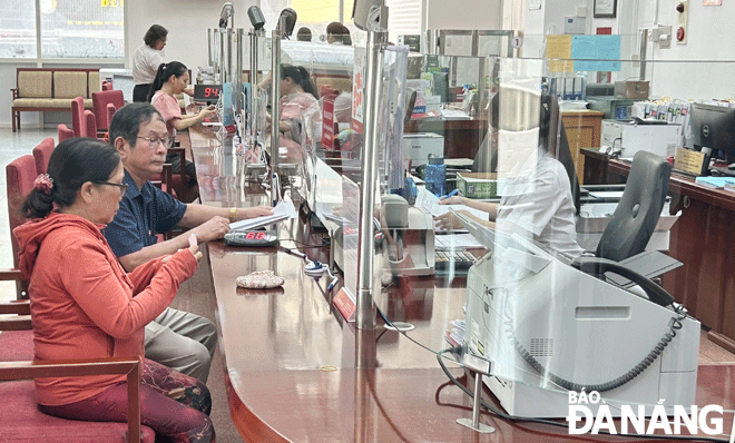 Customers make transactions at a Da Nang branch of the Bank for Agriculture and Rural Development of Viet Nam. Photo: M.Q