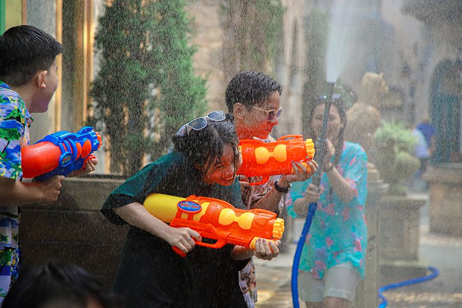 Lễ hội té nước Happy Songkran đậm chất Thái sẽ mang đến cho người dân và du khách những trải nghiệm mới mẻ, thú vị.