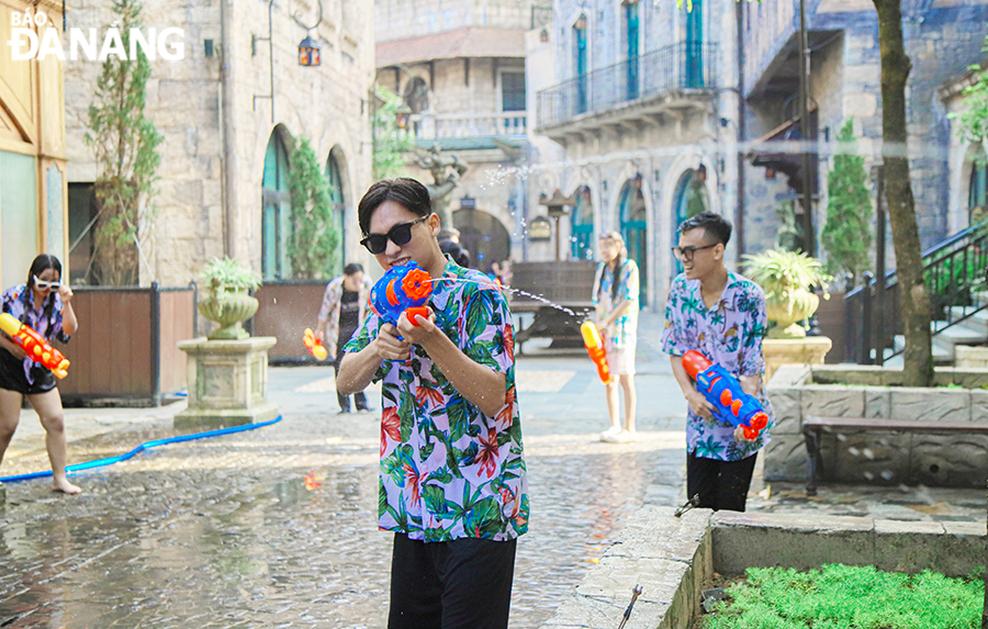 Visitors to the Sun World Ba Na Hills on the occasion will be immersed themselves in the exciting activities of the Happy Songkran Festival.