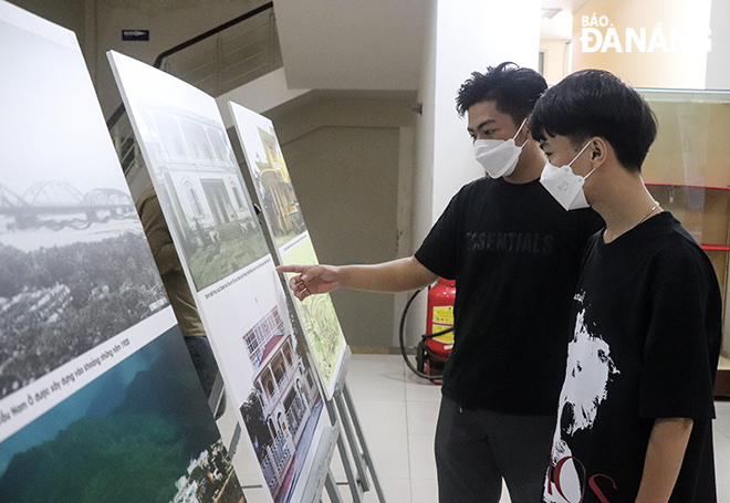 Visitors enjoying 20 photos of French architectural works in Da Nang in the form of 'then - now'.