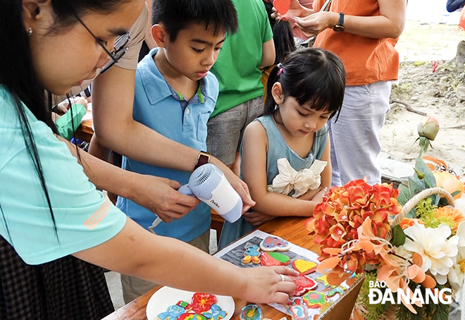 Children decorating baked cookies